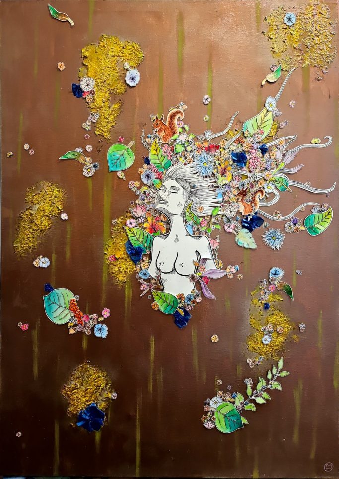 Femme nue dans un ensemble floral qui se fait arroser par un plector jardinier
